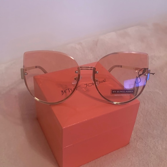 N.Y. Sunglasses with light Pink Gradient - Picture 1 of 4